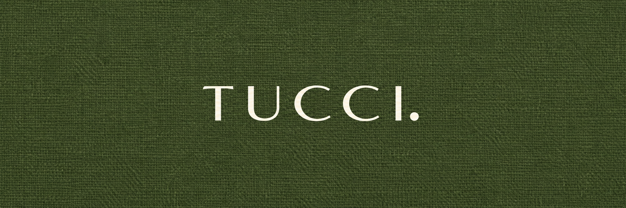 Tucci — identidade sobre tecido verde oliva
